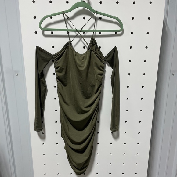 Pretty Little Thing Women's Elegant Off Shoulder Dress Size 10 - Picture 2 of 4